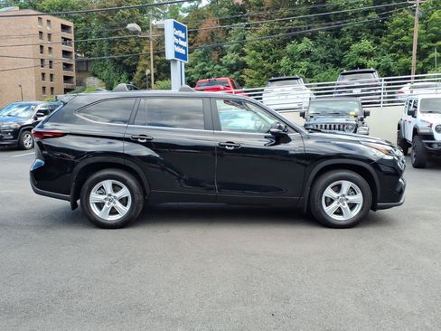 Used 2024 Toyota Highlander LE AWD/4WD image 4