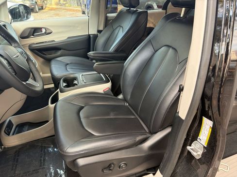 Used 2024 Chrysler Pacifica Touring-L image 23