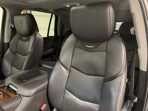 Used 2020 Cadillac Escalade Luxury w/ Escalade Sport Edition image 5