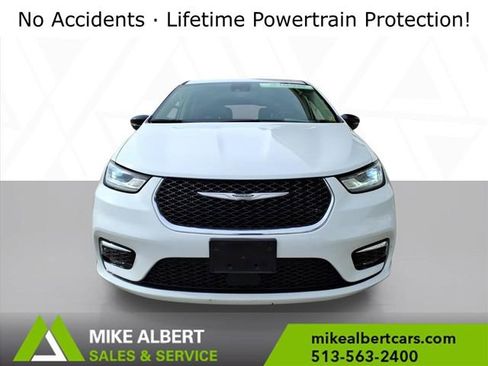 Used 2024 Chrysler Pacifica Touring-L image 2