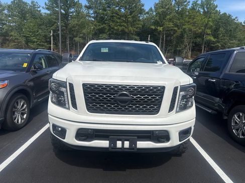 Used 2019 Nissan Titan SV w/ SV Convenience Package AWD/4WD image 2