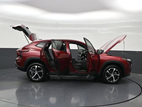 Used 2025 Chevrolet Trax RS FWD image 32