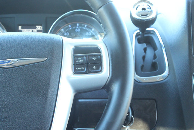 Used 2016 Chrysler Town & Country Touring FWD image 22
