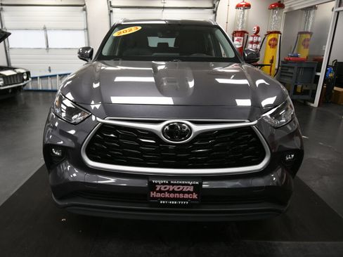 Used 2023 Toyota Highlander XLE AWD/4WD image 10