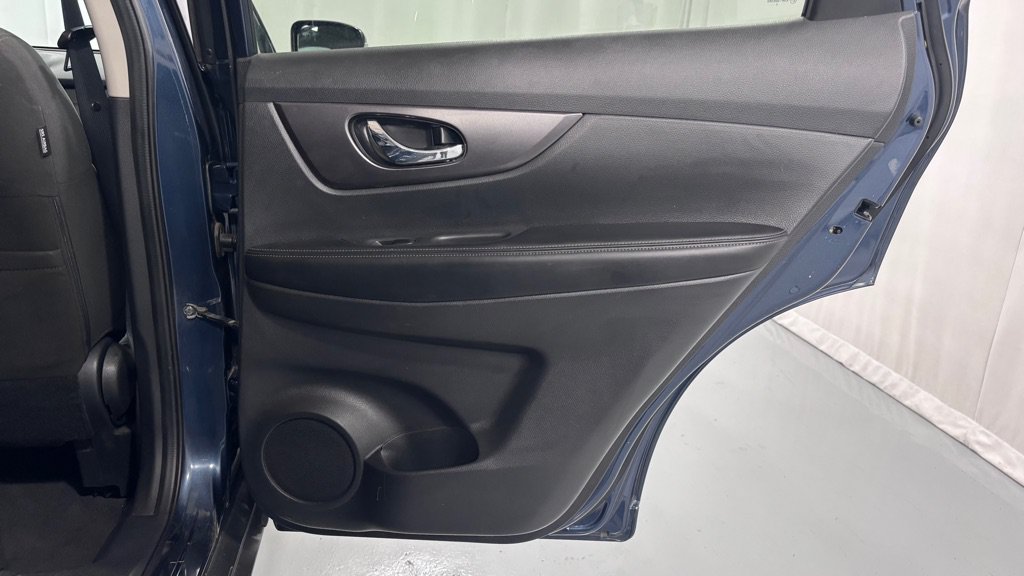 Used 2016 Nissan Rogue SV FWD image 28