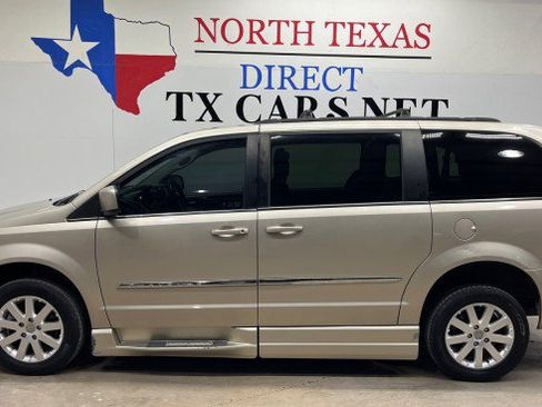 Used 2014 Chrysler Town & Country Touring image 11