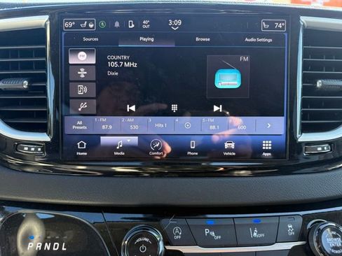 Certified 2024 Chrysler Pacifica Touring-L FWD image 21