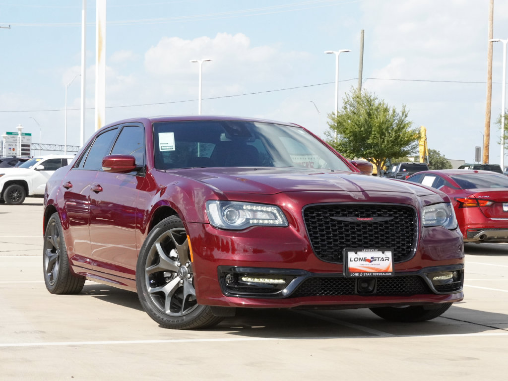 Used 2023 Chrysler 300 S w/ Comfort Group RWD image 2
