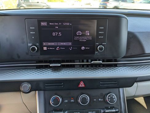 Certified 2022 Kia Carnival LX image 23