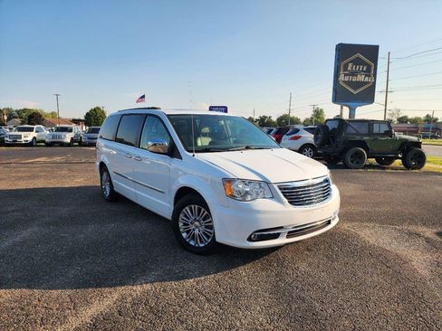Used 2016 Chrysler Town & Country Touring-L FWD image 1