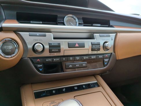 Used 2016 Lexus ES 350 w/ Luxury Package w/Wood Trim FWD image 18
