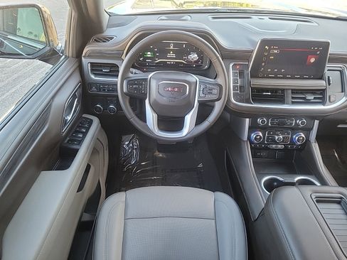 Used 2023 GMC Yukon SLT w/ SLT Luxury Package image 17