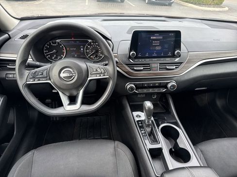 Used 2024 Nissan Altima 2.5 SV image 3