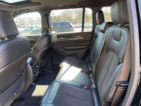 Used 2023 Jeep Grand Cherokee Altitude image 11