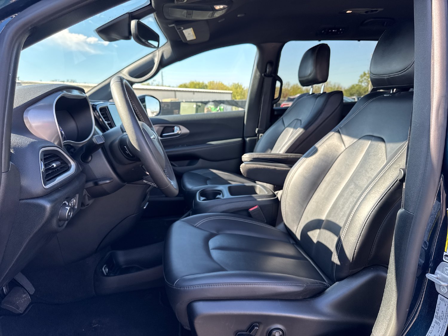 Used 2025 Chrysler Pacifica Select FWD image 9