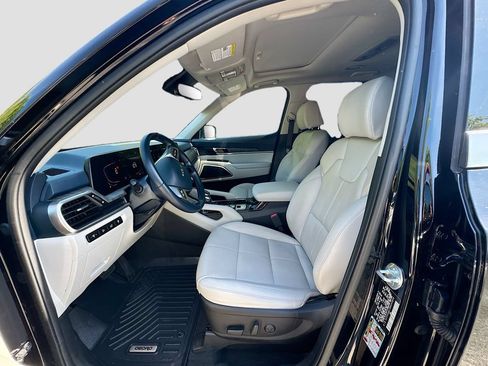 Used 2024 Kia Telluride EX w/ EX Captain's Chair Package FWD image 10