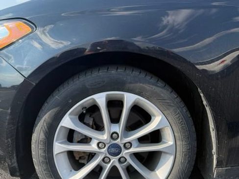 Used 2018 Ford Fusion SE FWD image 2