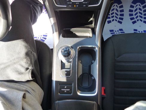 Used 2020 Ford Fusion SE FWD image 33