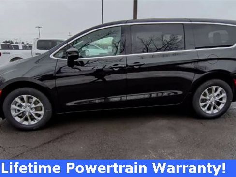 New 2026 Chrysler Pacifica Select image 5