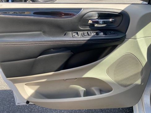 Used 2018 Dodge Grand Caravan SXT image 11