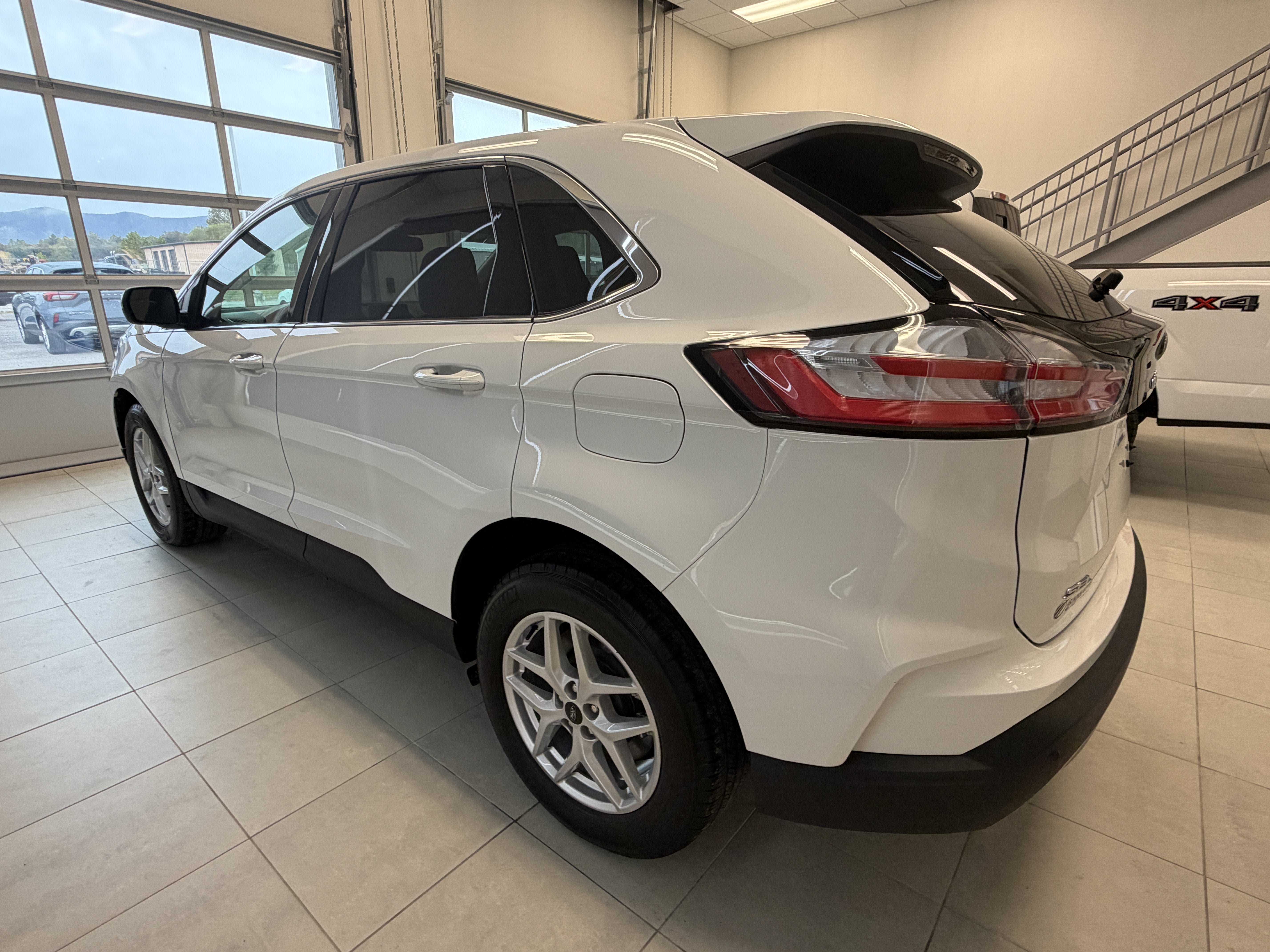 Used 2024 Ford Edge SEL w/ Convenience Package AWD/4WD image 4