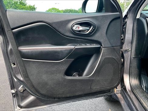 Used 2019 Jeep Cherokee Trailhawk AWD/4WD image 22