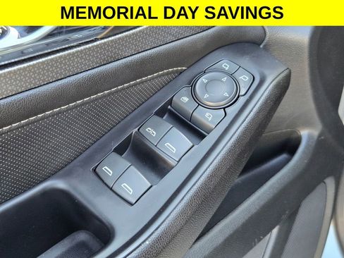 Used 2023 Chevrolet Traverse Premier FWD image 12