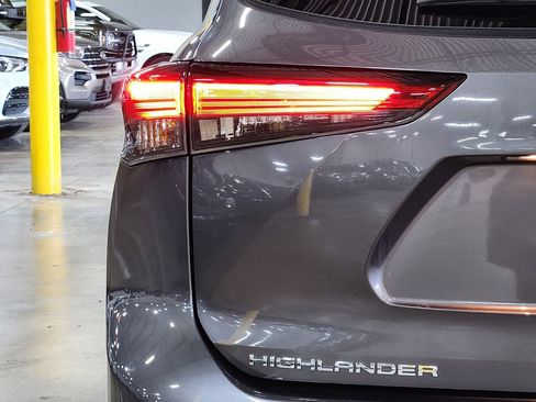 Used 2021 Toyota Highlander XLE image 20