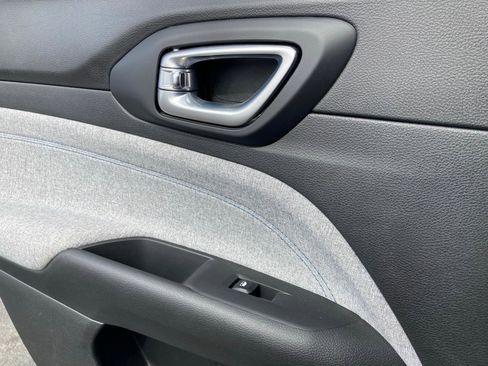 Used 2025 Jeep Compass Latitude image 12