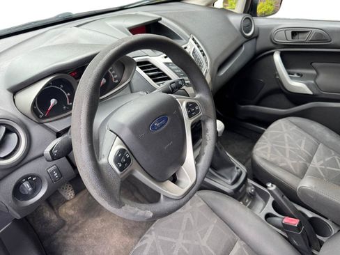 Used 2013 Ford Fiesta SE FWD image 3