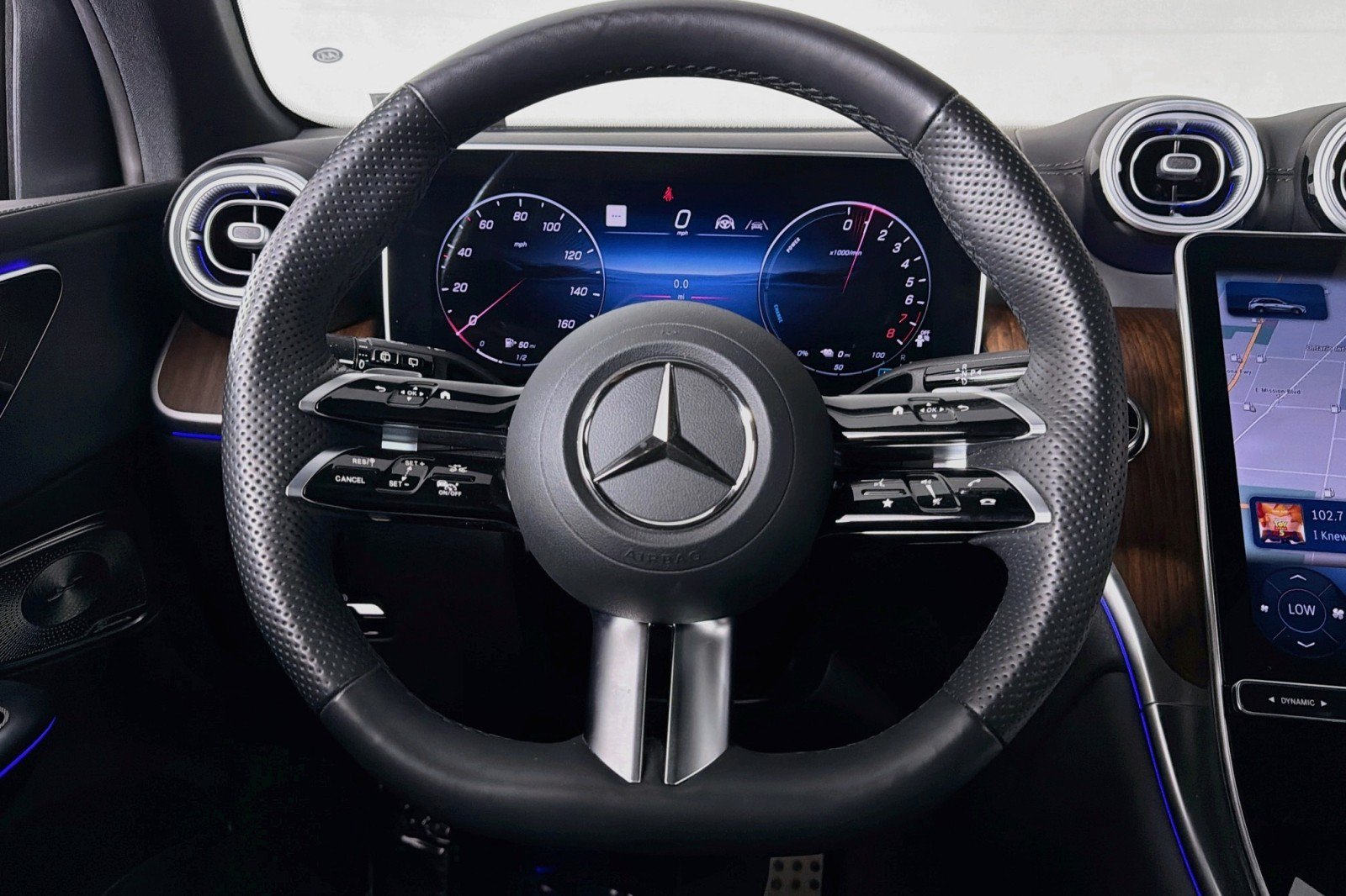 Used 2025 Mercedes-Benz GLC 350e 4MATIC image 17