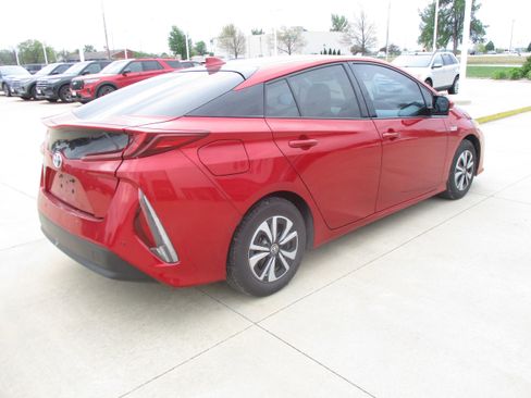 Used 2018 Toyota Prius Prime Advanced w/ Carpet Mat Package FWD image 4
