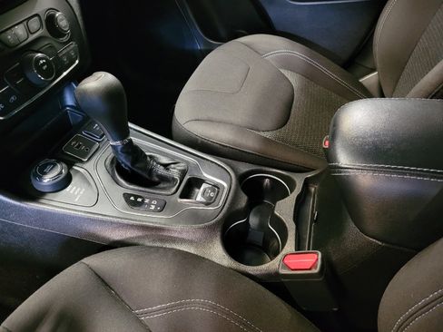 Used 2019 Jeep Cherokee Latitude w/ Popular Appearance Group AWD/4WD image 26