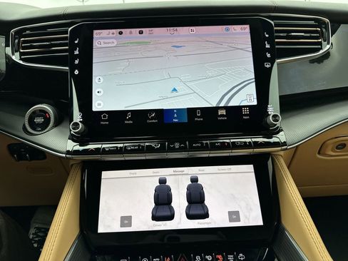 Certified 2025 Jeep Grand Wagoneer Series III w/ Rear Seat Video Group 1 AWD/4WD image 11