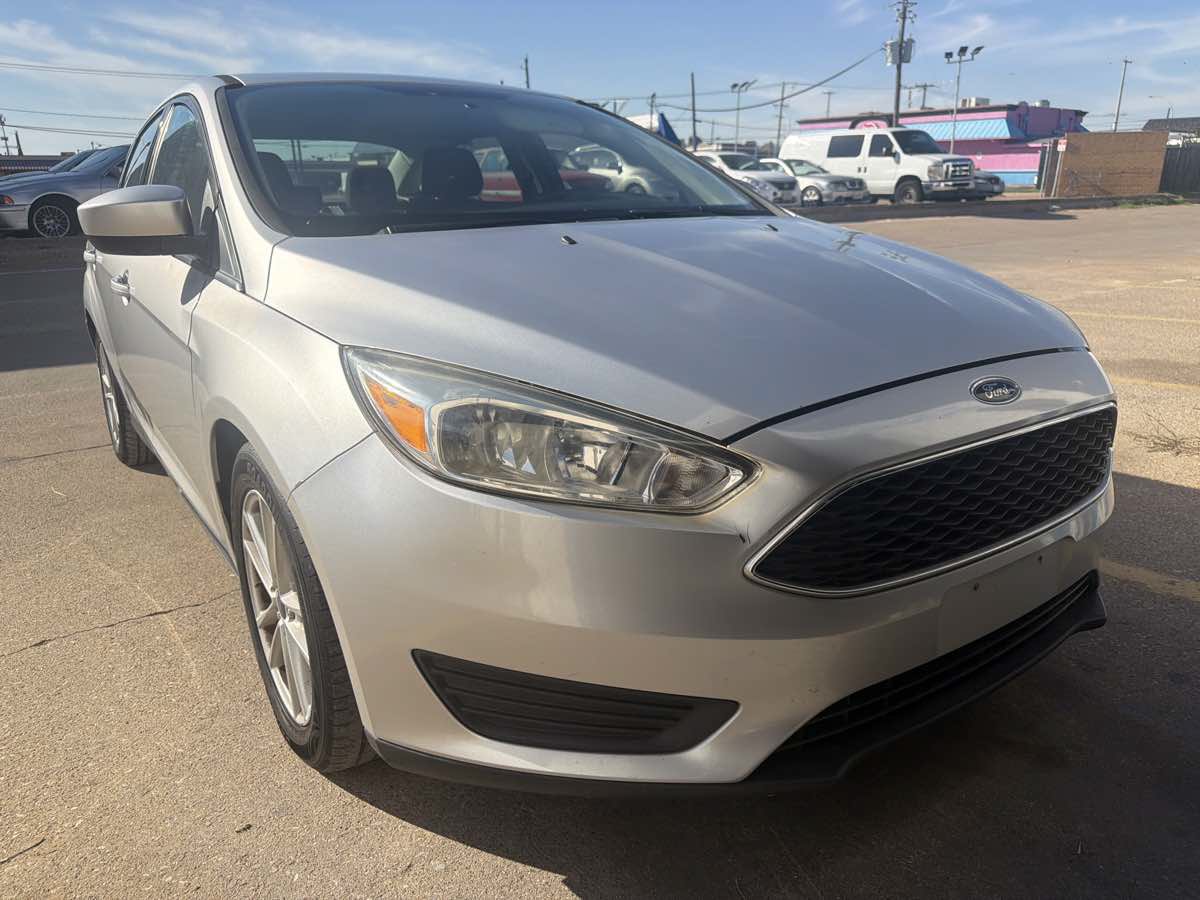 Used 2018 Ford Focus SE FWD image 2