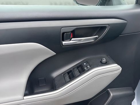 Used 2021 Toyota Highlander XLE image 28