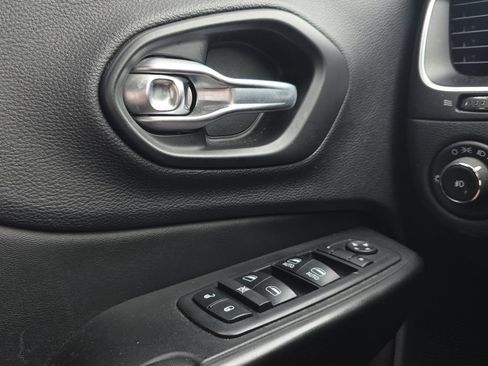 Used 2019 Jeep Cherokee Trailhawk AWD/4WD image 11