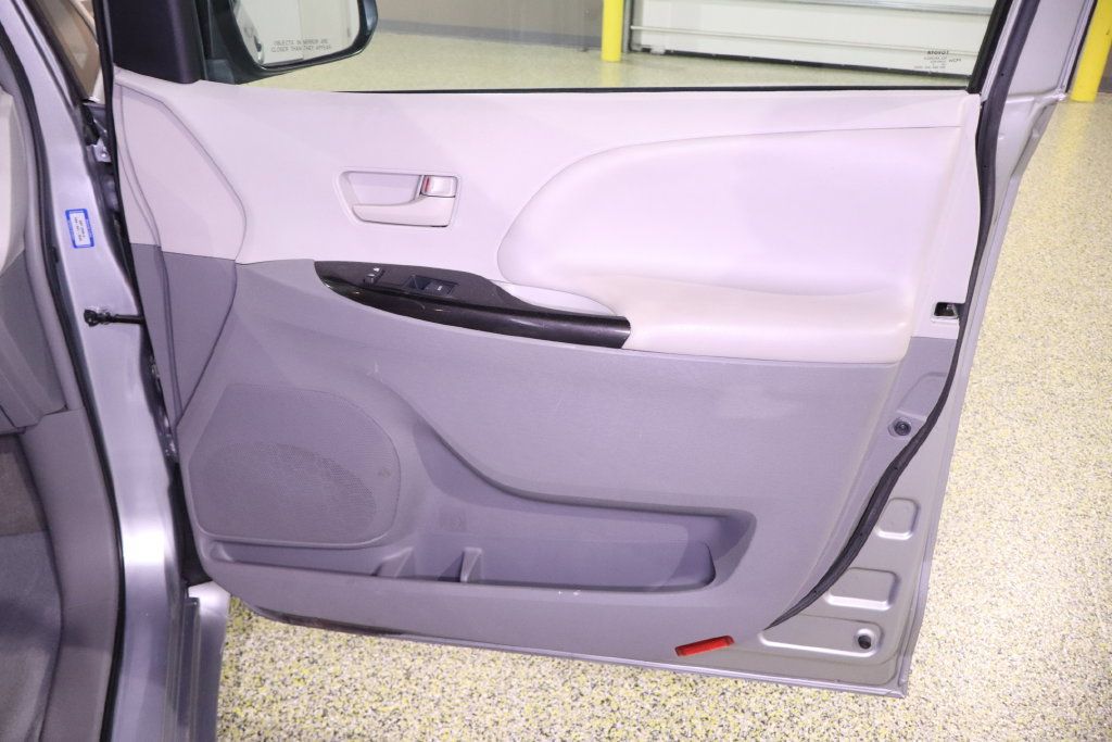 Used 2014 Toyota Sienna LE FWD image 37