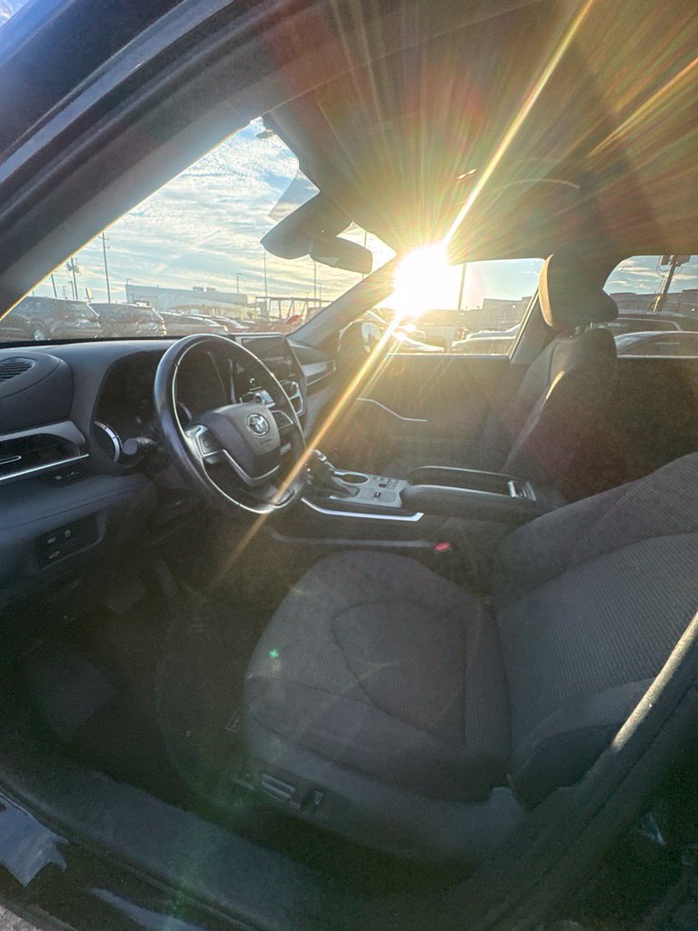 Used 2025 Toyota Highlander LE FWD image 6