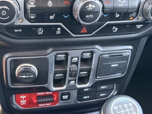 Used 2018 Jeep Wrangler Unlimited Rubicon w/ Dual Top Group AWD/4WD image 25