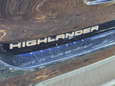 Used 2022 Toyota Highlander XLE FWD image 15