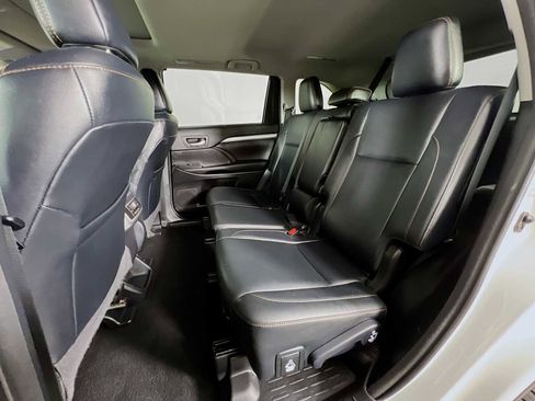 Used 2018 Toyota Highlander XLE image 26