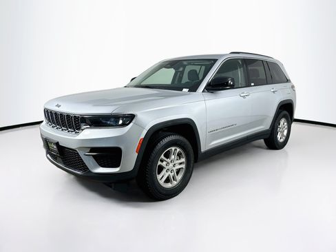 Used 2023 Jeep Grand Cherokee Laredo AWD/4WD image 3