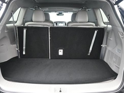 Used 2019 Toyota Highlander XLE FWD image 36