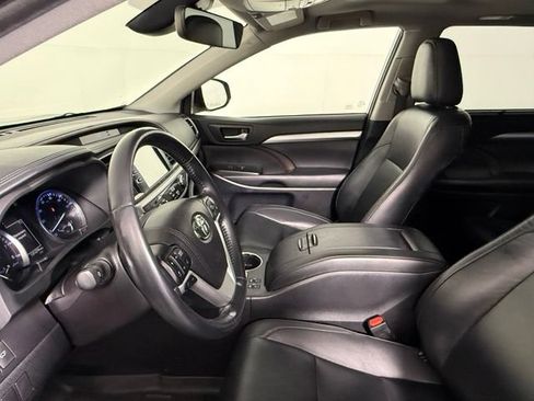 Used 2019 Toyota Highlander XLE FWD image 25
