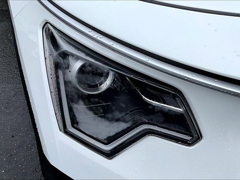 Used 2023 Kia Niro EX image 31