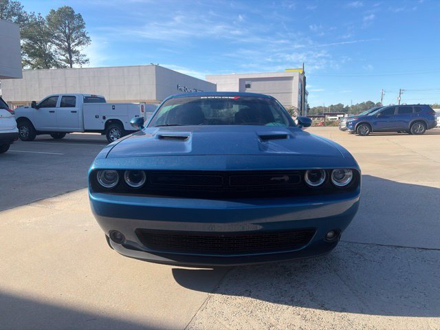 Used 2022 Dodge Challenger SXT w/ Driver Convenience Group RWD image 3