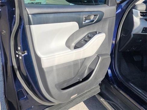Used 2020 Toyota Highlander XLE image 11