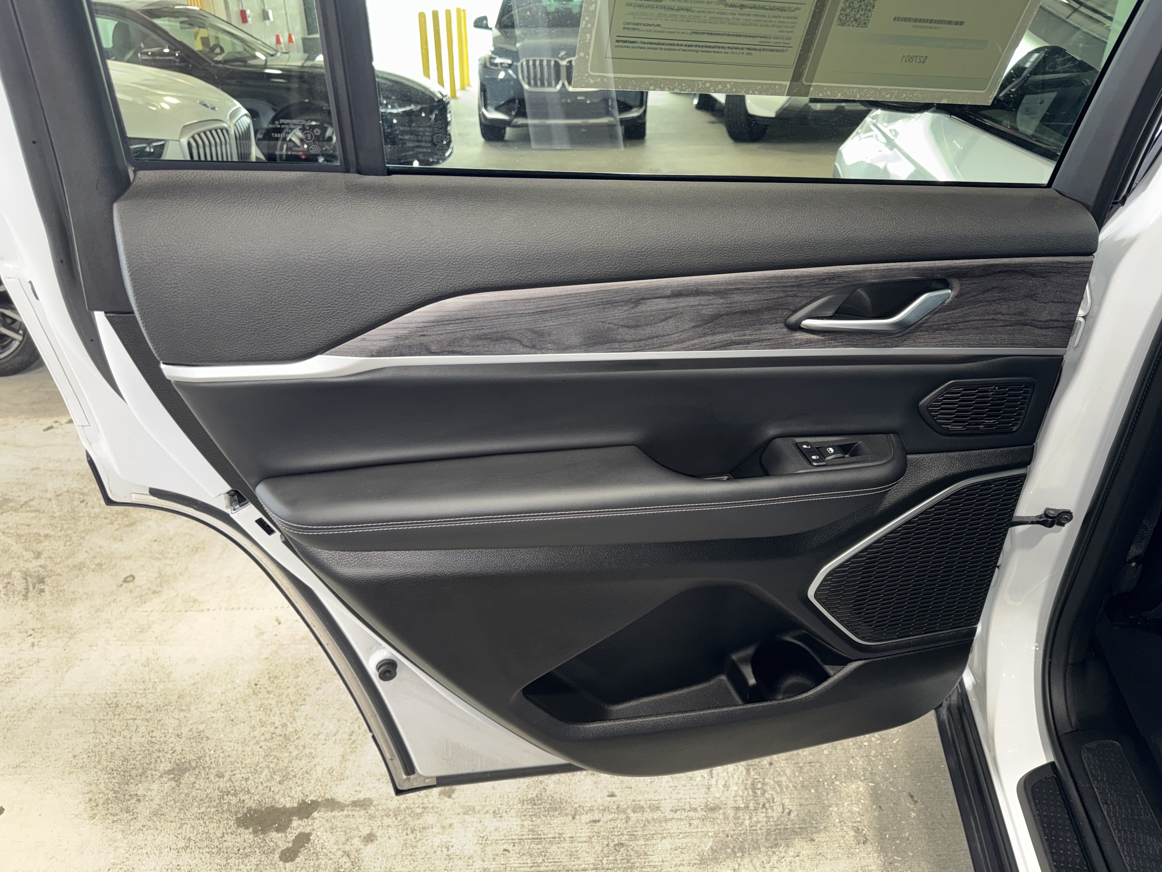 Used 2022 Jeep Grand Cherokee L Limited RWD image 17