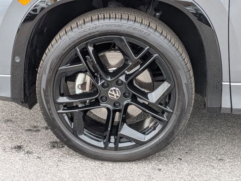 Used 2025 Volkswagen Tiguan SE R-Line image 10